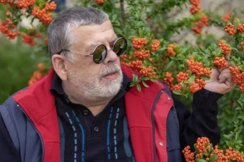 Man wearing sunglasses following his cataract surgery