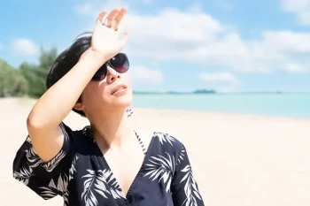 Woman wearing sunglasses to protect against retinal disorders